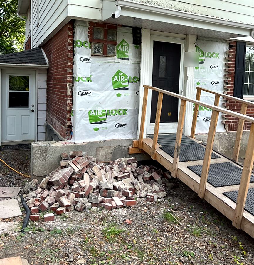 Brique de l'entrée retirée et accès temporaire.