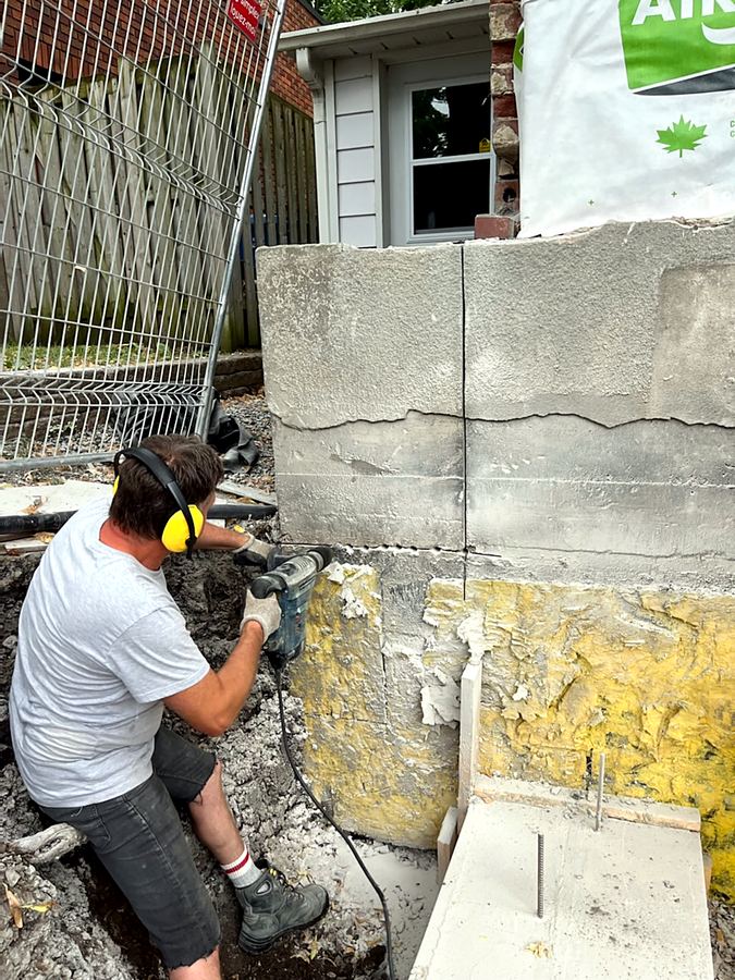 Fondation dégagée et préparée pour la nouvelle galerie de béton.