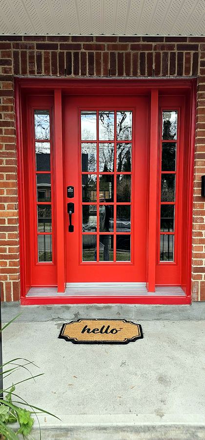 Nouvelle porte d'entrée à carreaux.