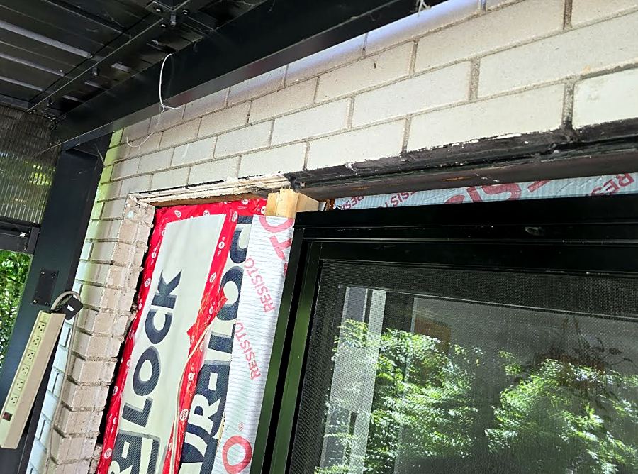Nouvelle porte posée, pare-air installé à gauche.