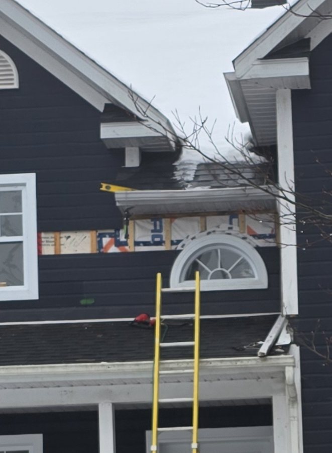 Revêtement extérieur réinstallé sous la fenêtre.