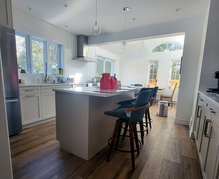 Armoires shaker, îlot en quartz, céramique imitation bois.