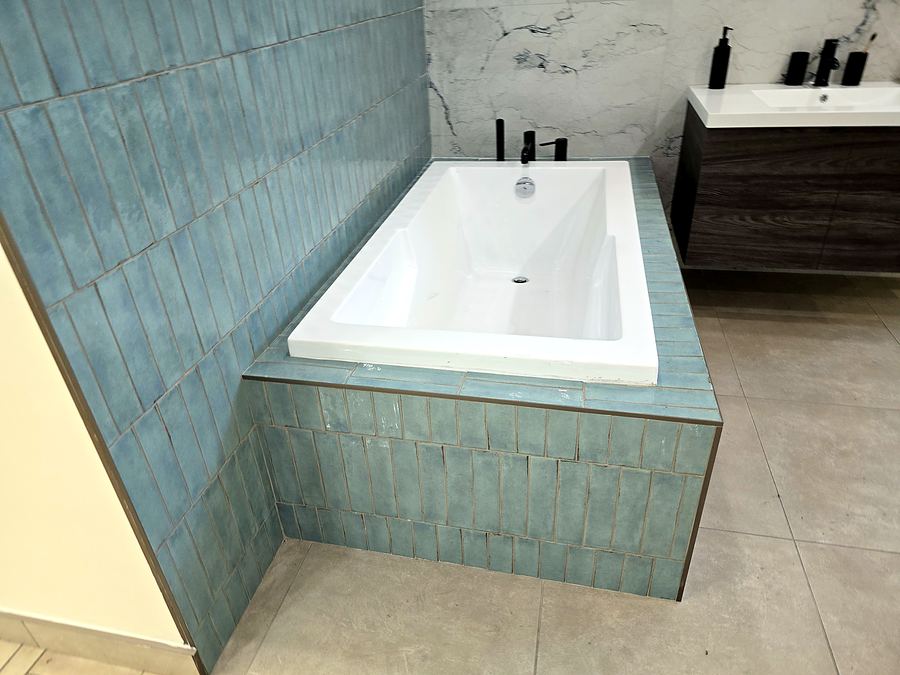 Bain encastré, céramique turquoise posée à la verticale.