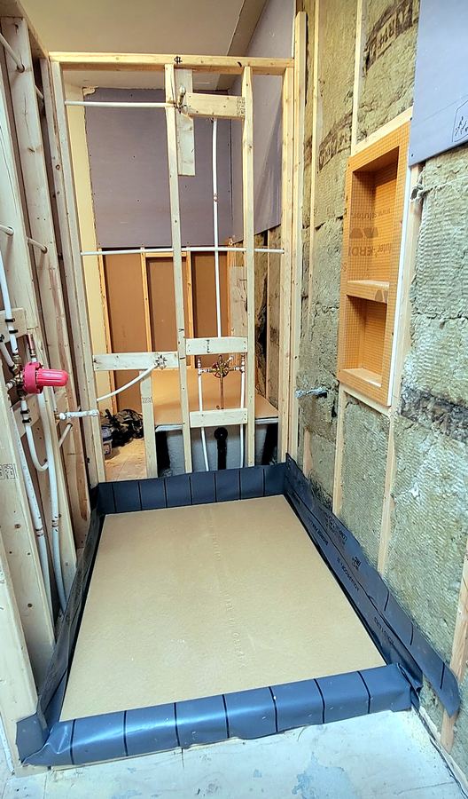 Charpente de douche, niche encastrée et membrane du bac.