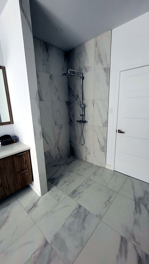 Douche à l'italienne en céramique effet marbre.