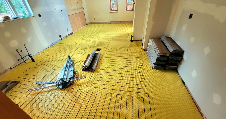 Membrane et câbles de plancher chauffant avant la pose.