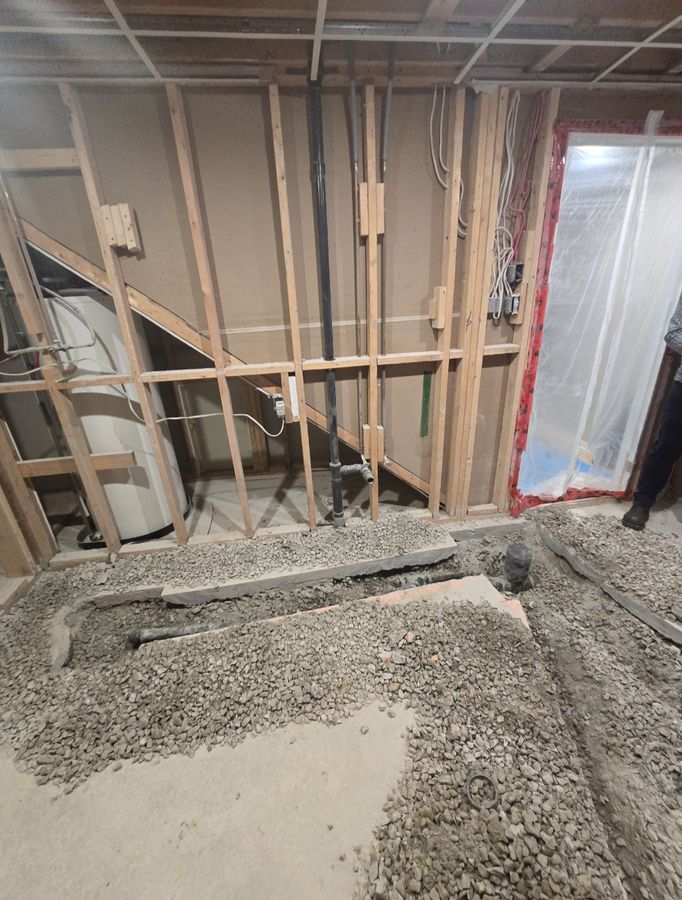 Salle de bain au sous-sol : plomberie installée sous la dalle avant de refermer le béton.